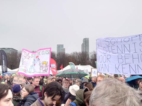 Right sign: "Wij schoppen stennis voor het behoud van kennis" (We are making a fuss for the preservation of knowledge)