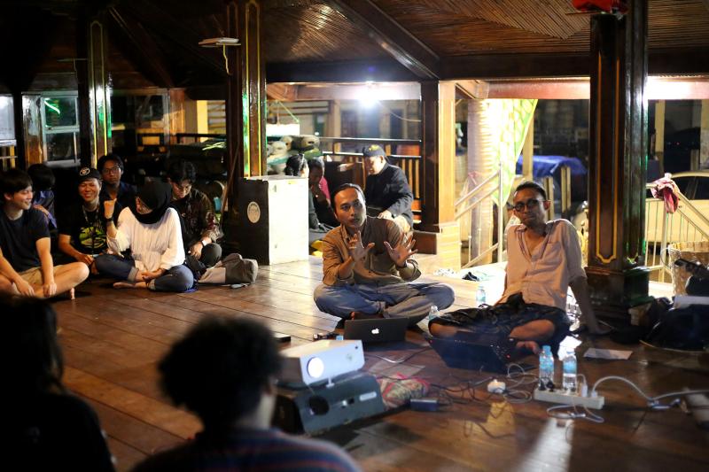 Ritus Liyan mentors in conversation with the artists and village residents on the first day of the workshop.