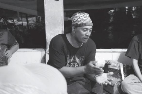 Barok, a local fisherman from Kampung Lumpur, Gresik, Indonesia, speaking to the artists as part of the Ritus Liyan artist-resident collaborative exhibition.